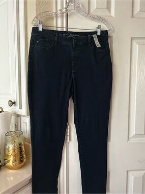 Chicos So Slimming The Platinum Denim Jeggings. Size .5 (8/10)